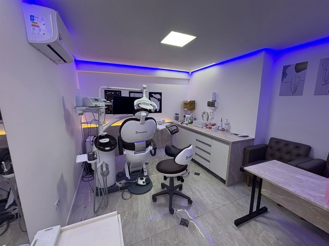 Consultório da Solutia com cadeira odontológica e luz azul