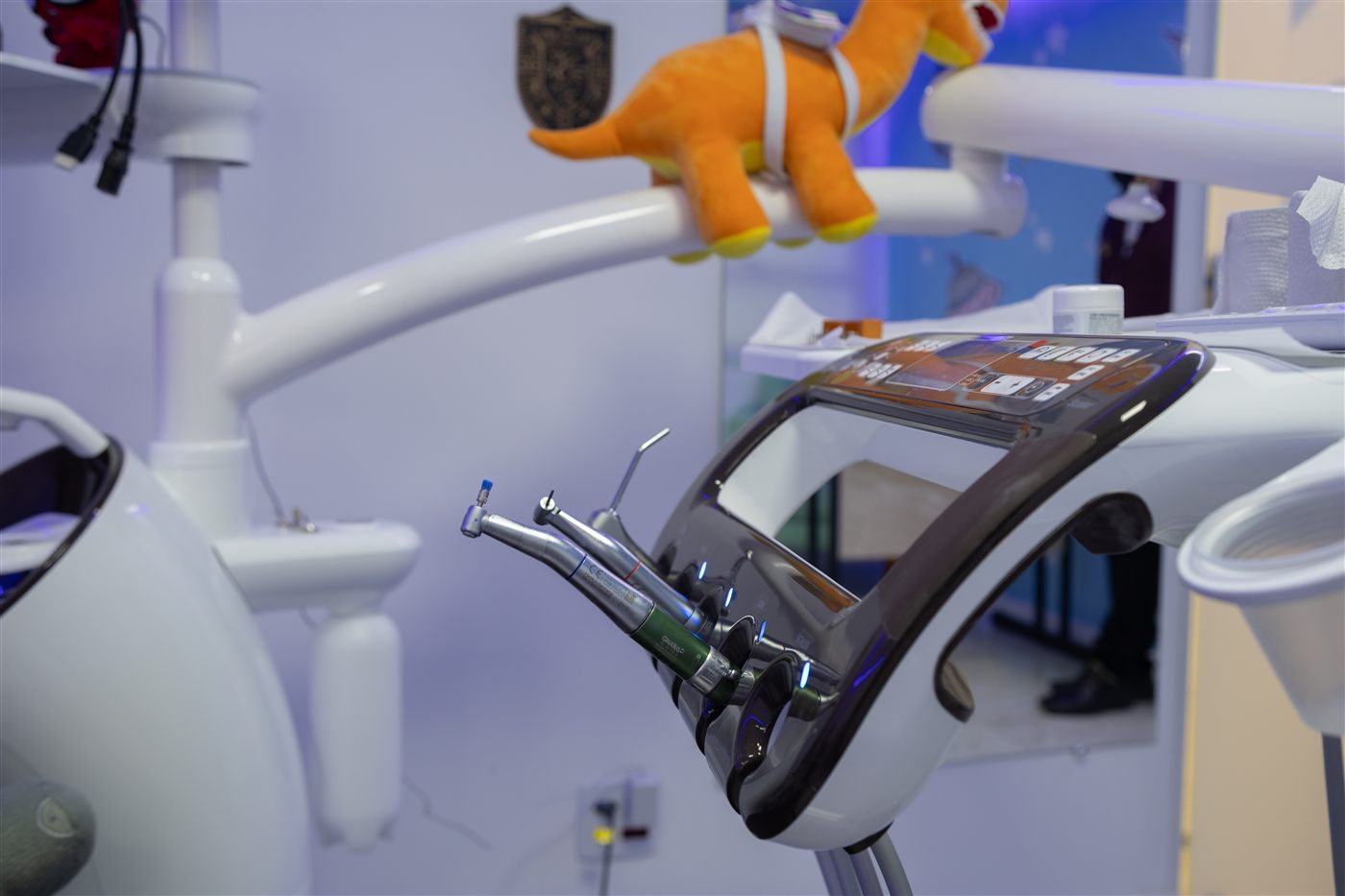 Consultório infantil com dinossauro de pelúcia na cadeira