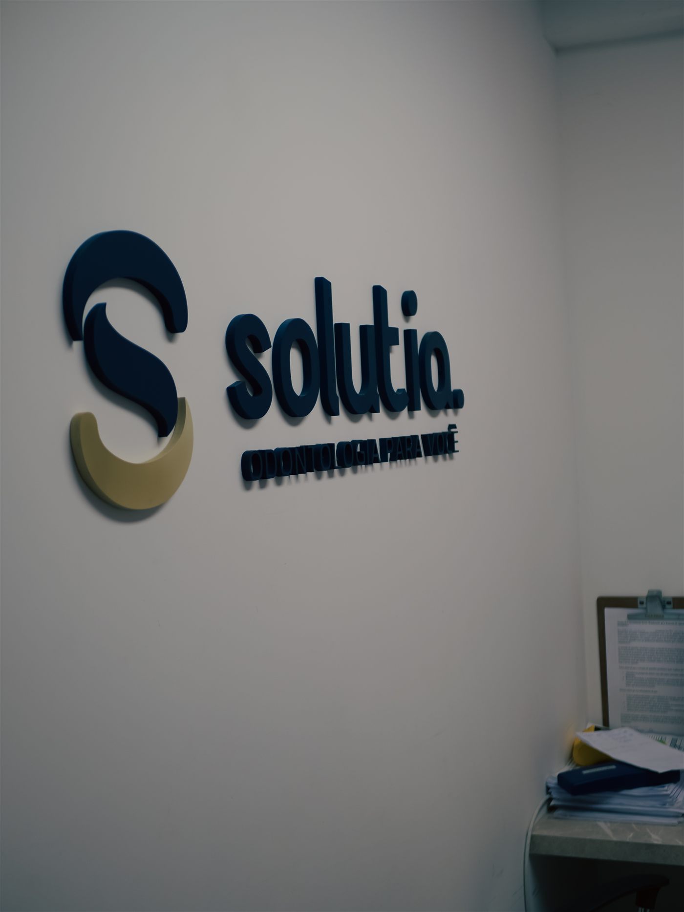 Parede com o logo da Solutia