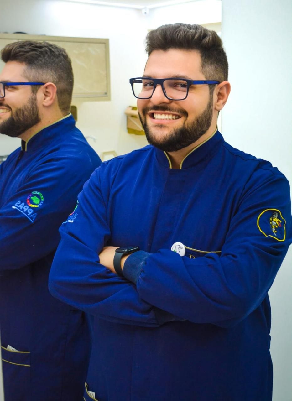 Dentistas da equipe Solutia de uniforme azul